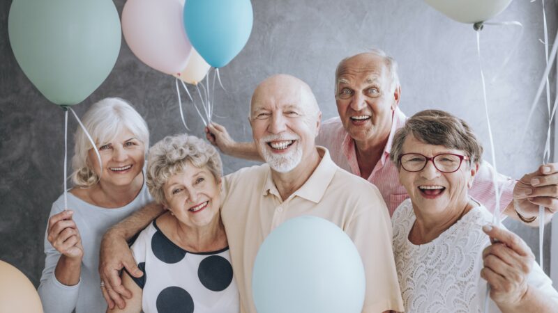 Seniorzy śmieją się i bawią w swoim towarzystwie