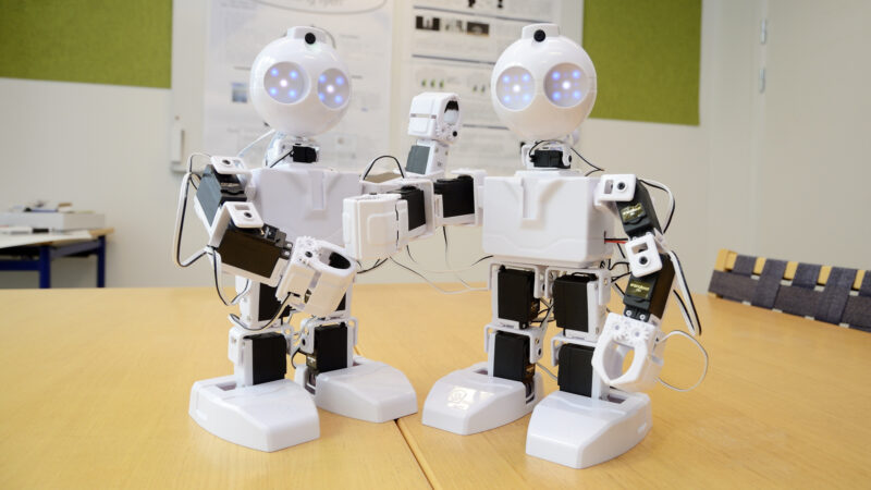 Dwa białe małe roboty edykacyjne